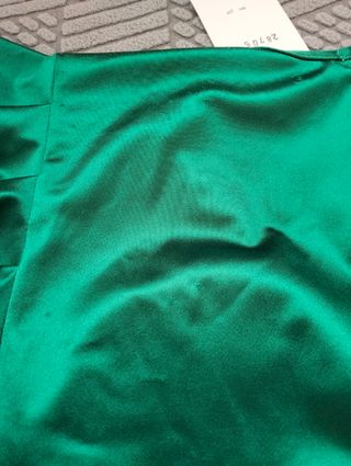 Vestito verde con maniche a sbuffo