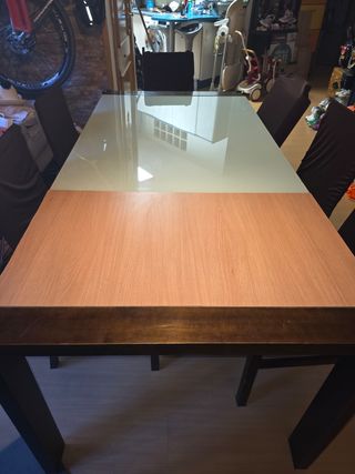 Mesa comedor extensible madera y cristal y sillas 