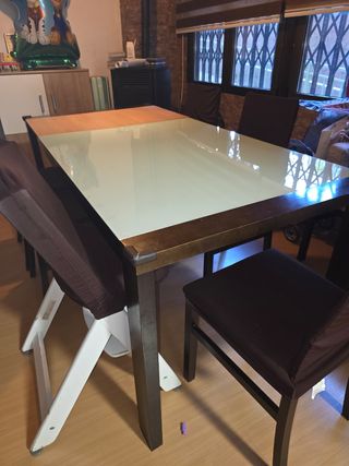 Mesa comedor extensible madera y cristal y sillas 