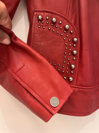Cazadora de piel roja con tachuelas