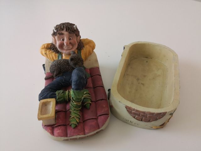 Caja resina duende y gato tejado