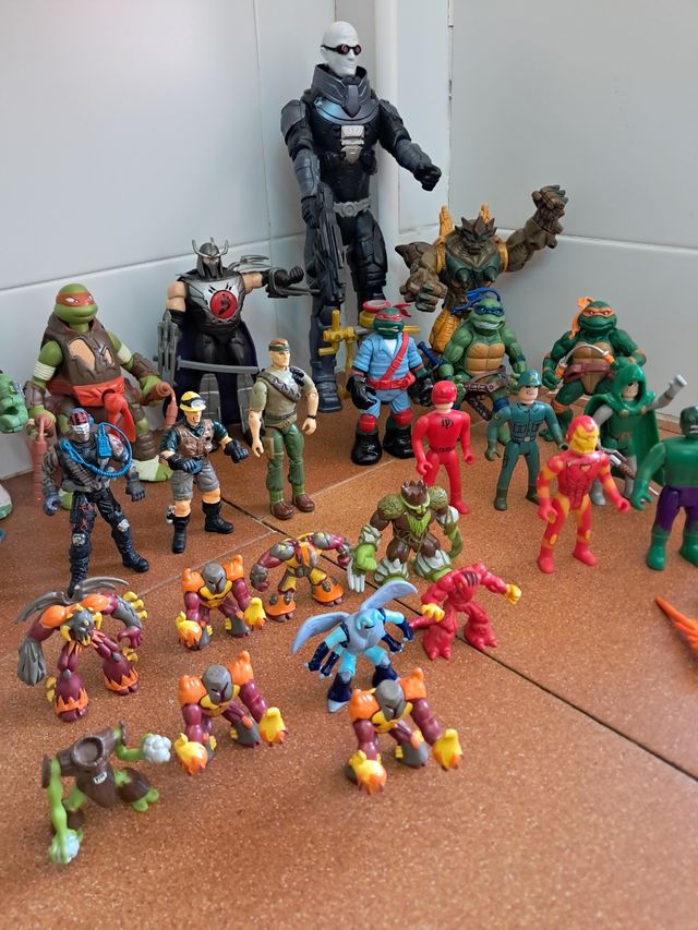 FIGURAS DE ACCIÓN / JUGUETES