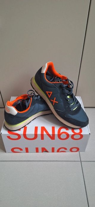 Scarpe sportive blu e arancioni
