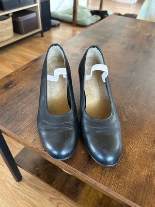 Zapatos y falda para clases de sevillana