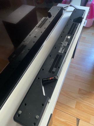 Barra de sonido Sony negra con mando a distancia.