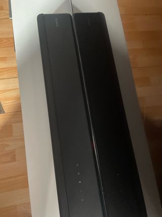 Barra de sonido Sony negra con mando a distancia.
