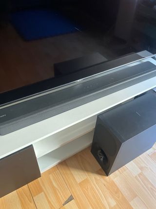 Barra de sonido Sony negra con mando a distancia.