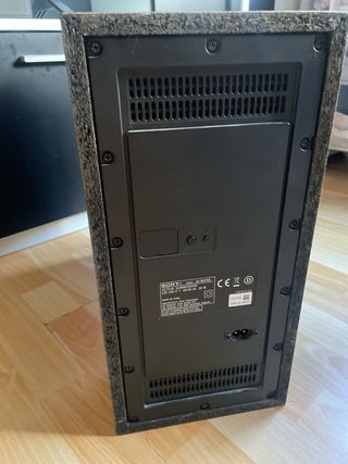 Barra de sonido Sony negra con mando a distancia.