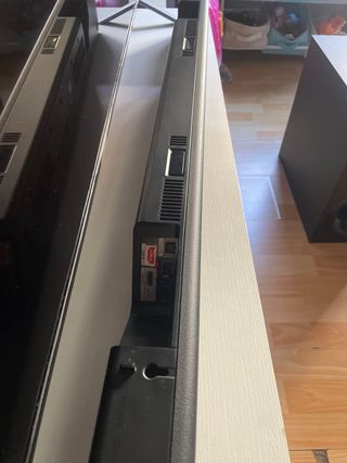 Barra de sonido Sony negra con mando a distancia.