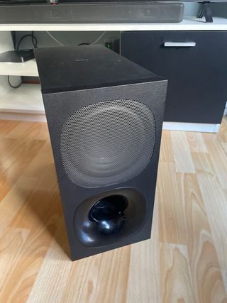 Barra de sonido Sony negra con mando a distancia.