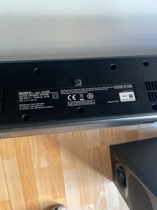 Barra de sonido Sony negra con mando a distancia.