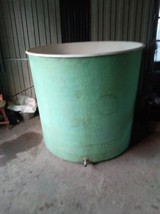 Depósito de agua de poliester verde con grifo