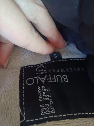 Abrigo acolchado negro con capucha