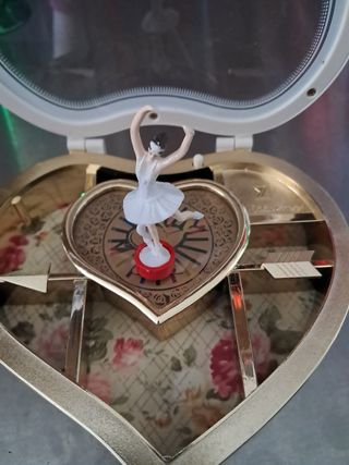 Cajita música corazón bailarina