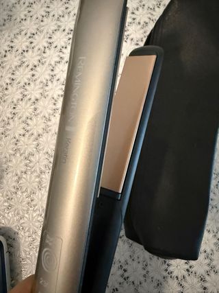 Piastra capelli Remington con borsina nera