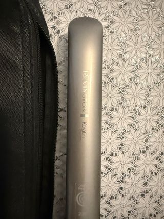 Piastra capelli Remington con borsina nera