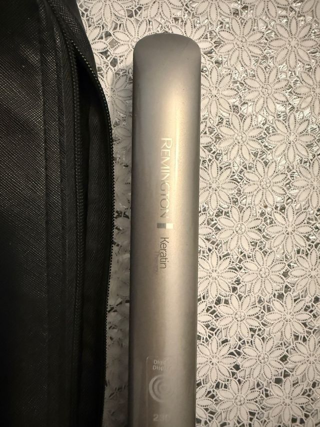 Piastra capelli Remington con borsina nera