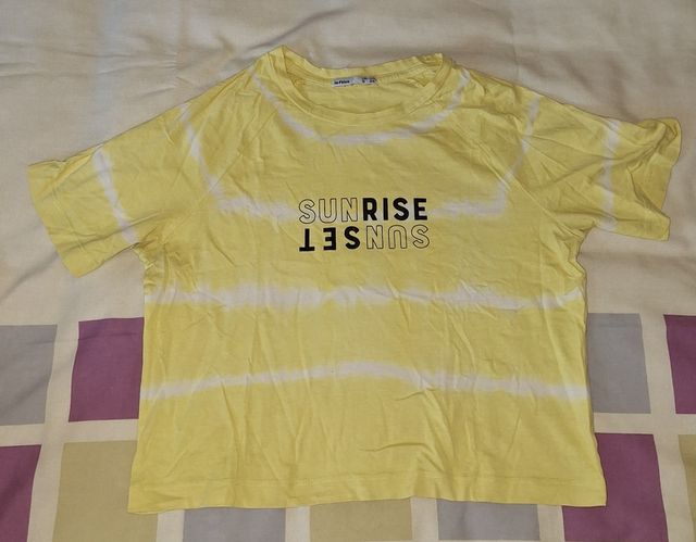 Camiseta amarilla y blanca