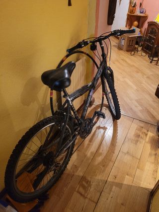 Bicicleta de montaña negra