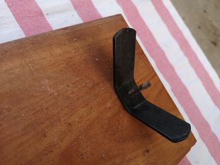 Jamonero de madera con soporte metálico