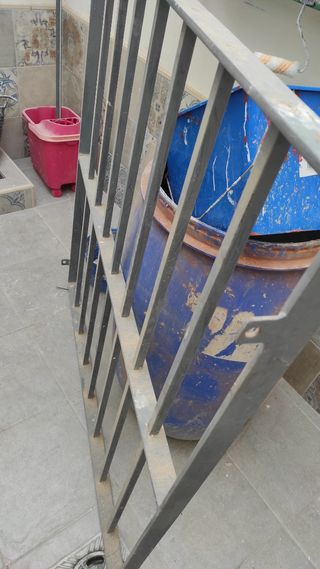 Reja maciza de metal