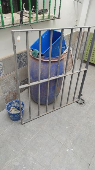 Reja maciza de metal