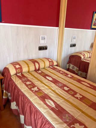 Edredón de tela rojo y amarillo