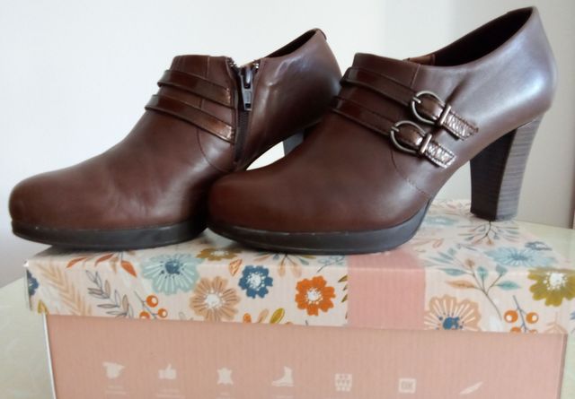 Botines marrones de tacón con hebillas