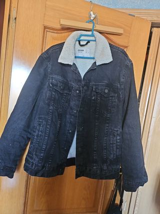Chaqueta vaquera Bershka negra forrada Talla M