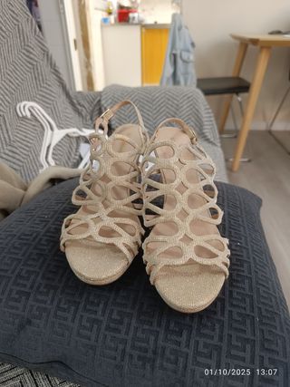 Zapatos de tacón Menbur dorados talla 39