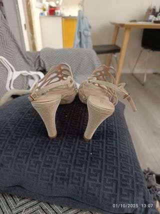 Zapatos de tacón Menbur dorados talla 39
