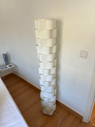 Lámpara de pie de papel blanca