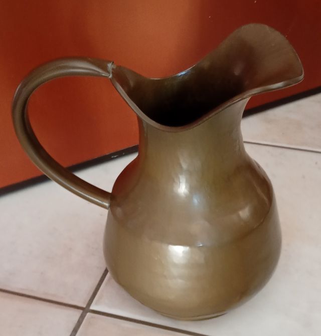 Brocca in rame battuto a mano vintage