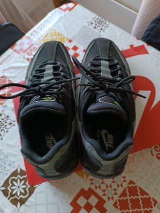 Nike Air Max 95 Negras y Verdes
Originales 