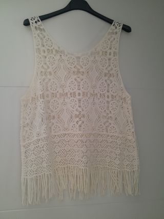 Chaleco blanco de crochet con flecos