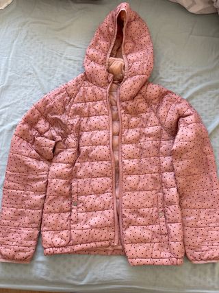 Cazadora rosa con lunares