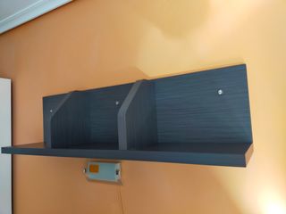 Estantería de pared gris de madera