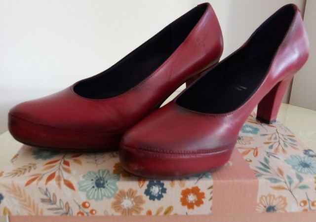 Zapatos de tacón rojos para mujer