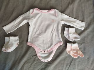 Ropa para bebé: Body rosa 0-1 mes + 3 pares calcet