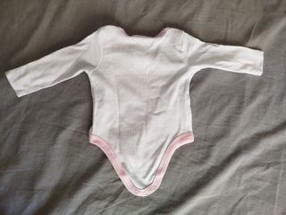 Ropa para bebé: Body rosa 0-1 mes + 3 pares calcet