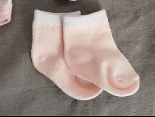 Ropa para bebé: Body rosa 0-1 mes + 3 pares calcet