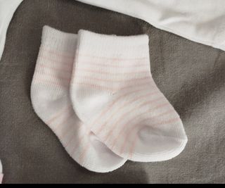 Ropa para bebé: Body rosa 0-1 mes + 3 pares calcet