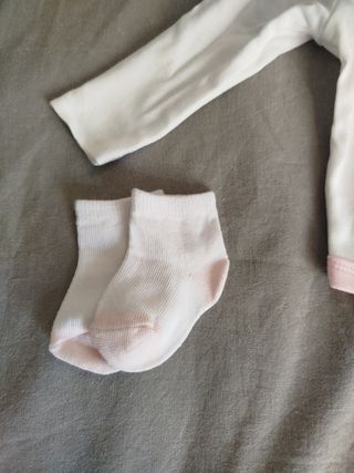 Ropa para bebé: Body rosa 0-1 mes + 3 pares calcet