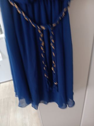 Vestido fiesta azul eléctrico con cinturón dorado