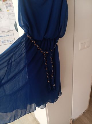 Vestido fiesta azul eléctrico con cinturón dorado