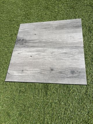 Suelo porcelánico gris,tengo 24m