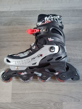 Patines en línea negros y rojos