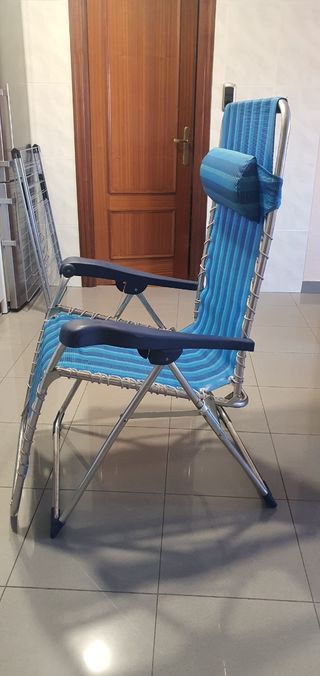 Hamaca de playa azul y plateada.