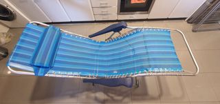 Hamaca de playa azul y plateada.