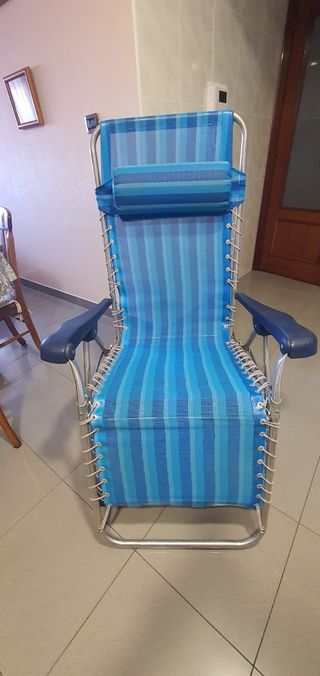 Hamaca de playa azul y plateada.